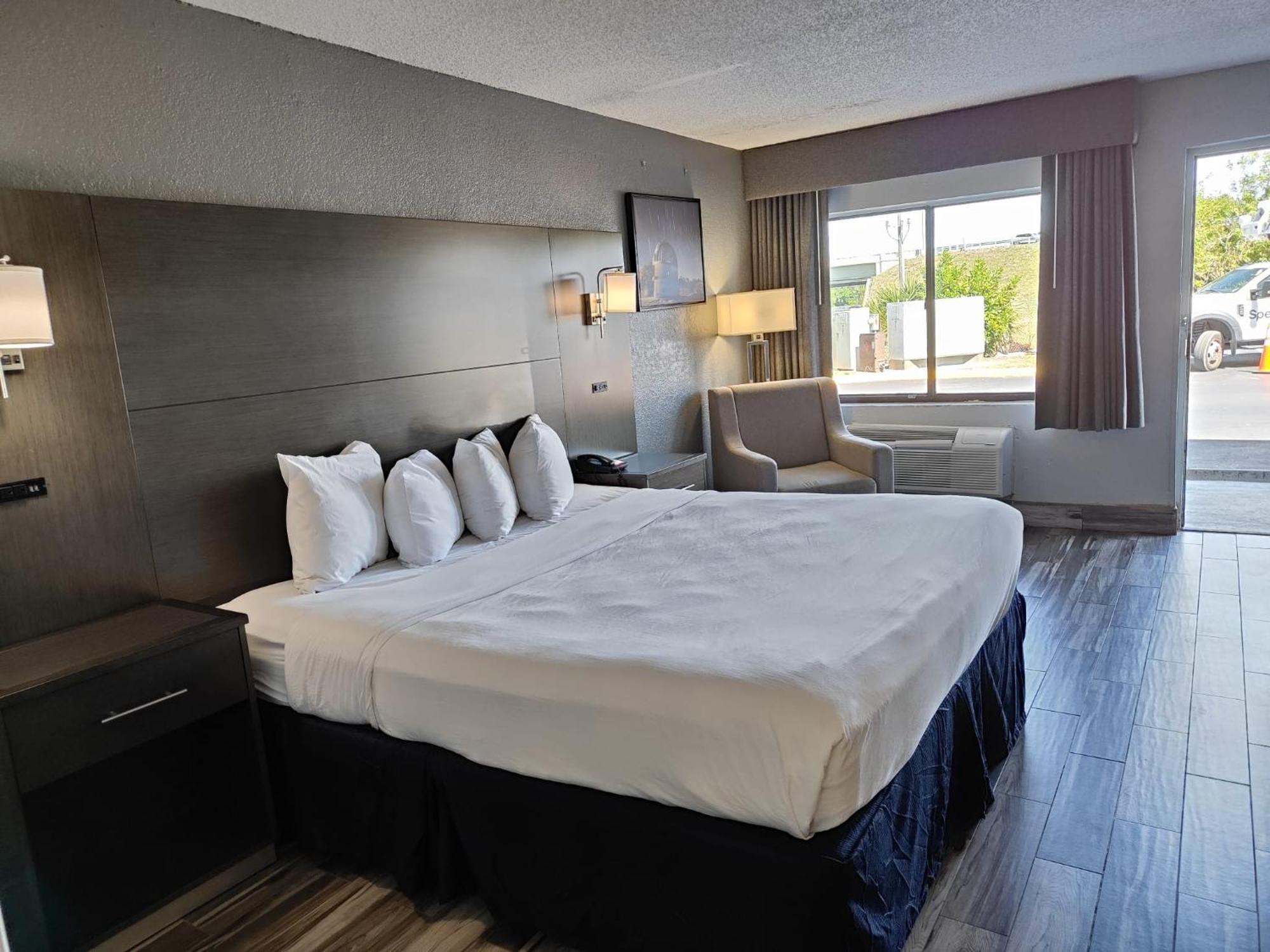 Отель Baymont By Wyndham Orlando East Alafaya Экстерьер фото