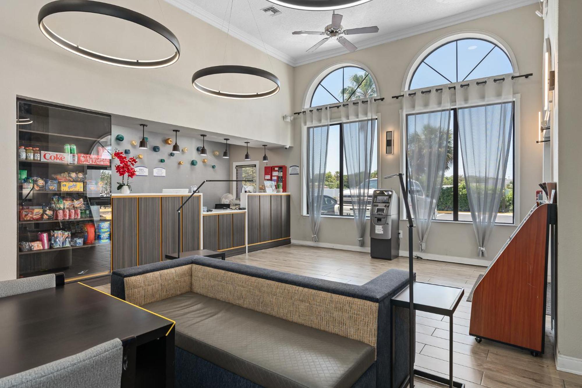 Отель Baymont By Wyndham Orlando East Alafaya Экстерьер фото