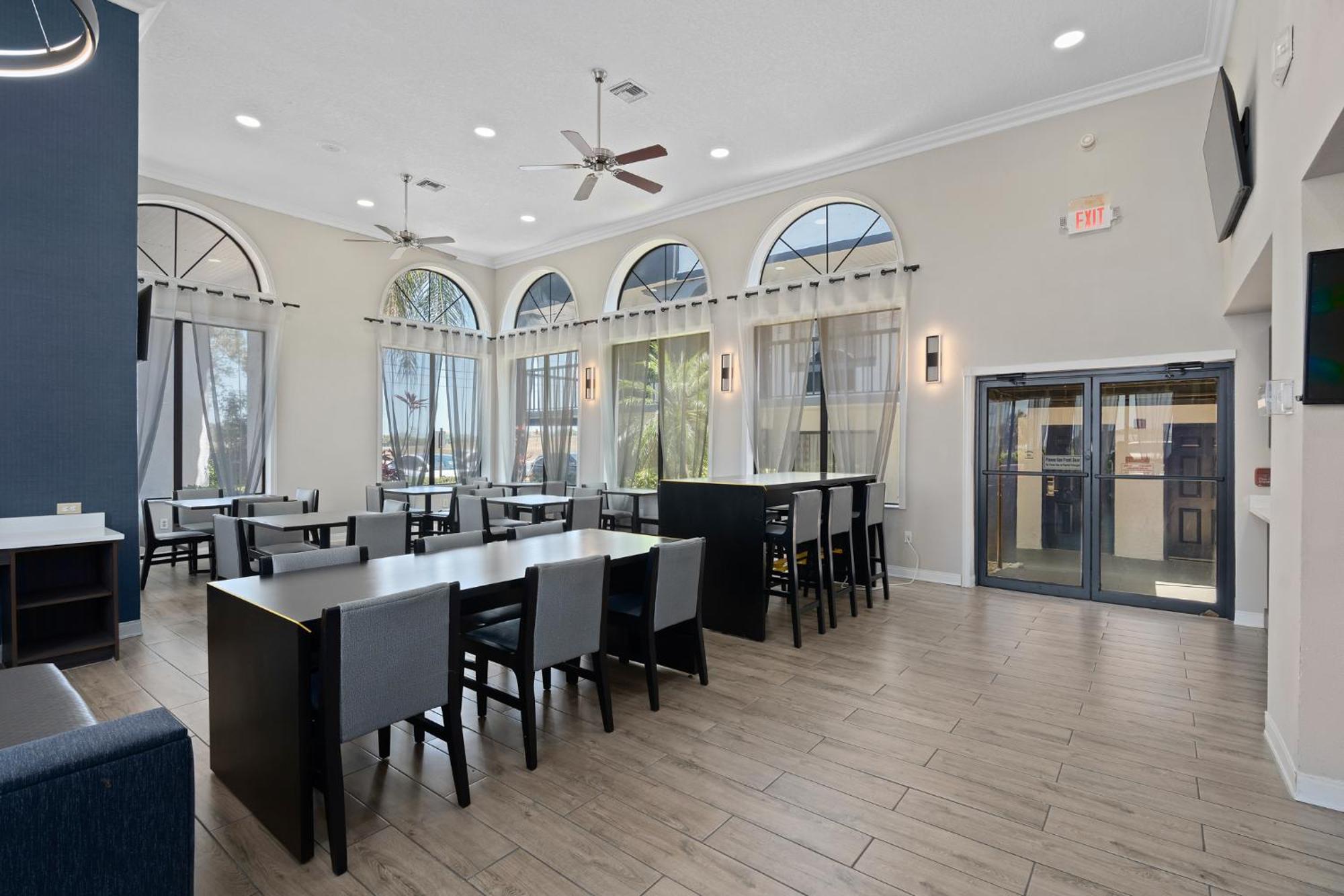 Отель Baymont By Wyndham Orlando East Alafaya Экстерьер фото