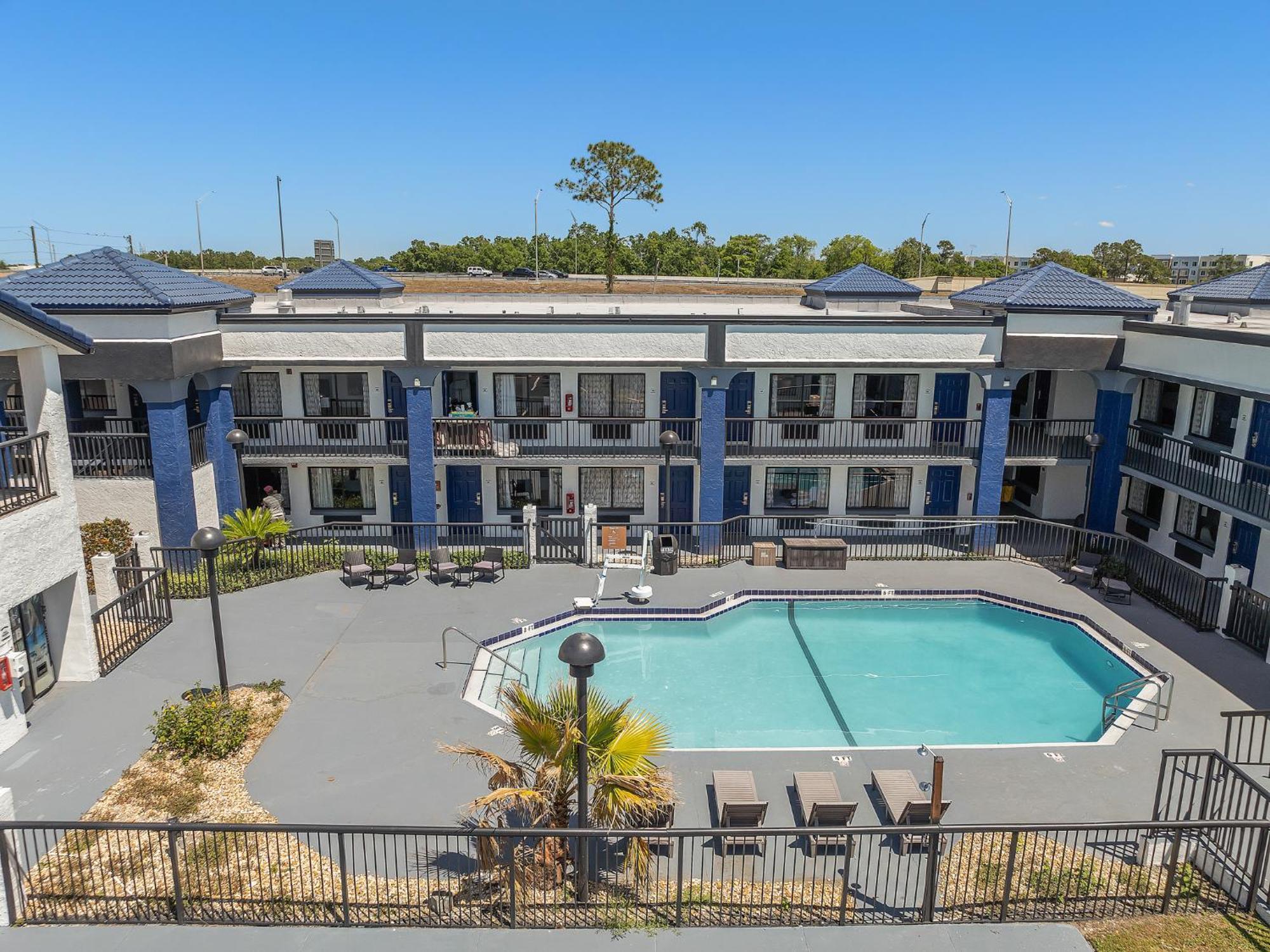 Отель Baymont By Wyndham Orlando East Alafaya Экстерьер фото