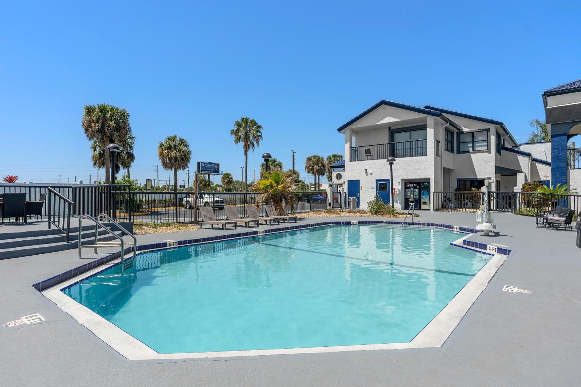 Отель Baymont By Wyndham Orlando East Alafaya Экстерьер фото