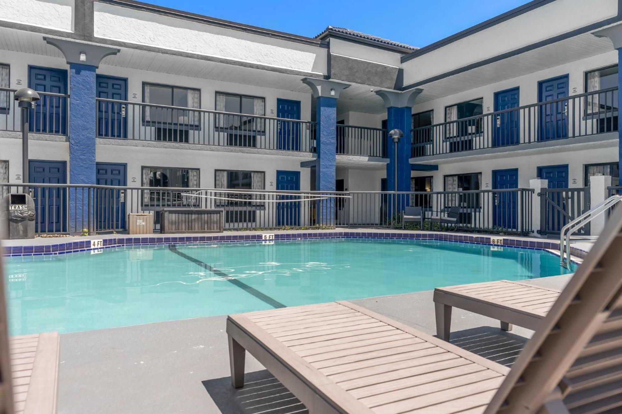Отель Baymont By Wyndham Orlando East Alafaya Экстерьер фото