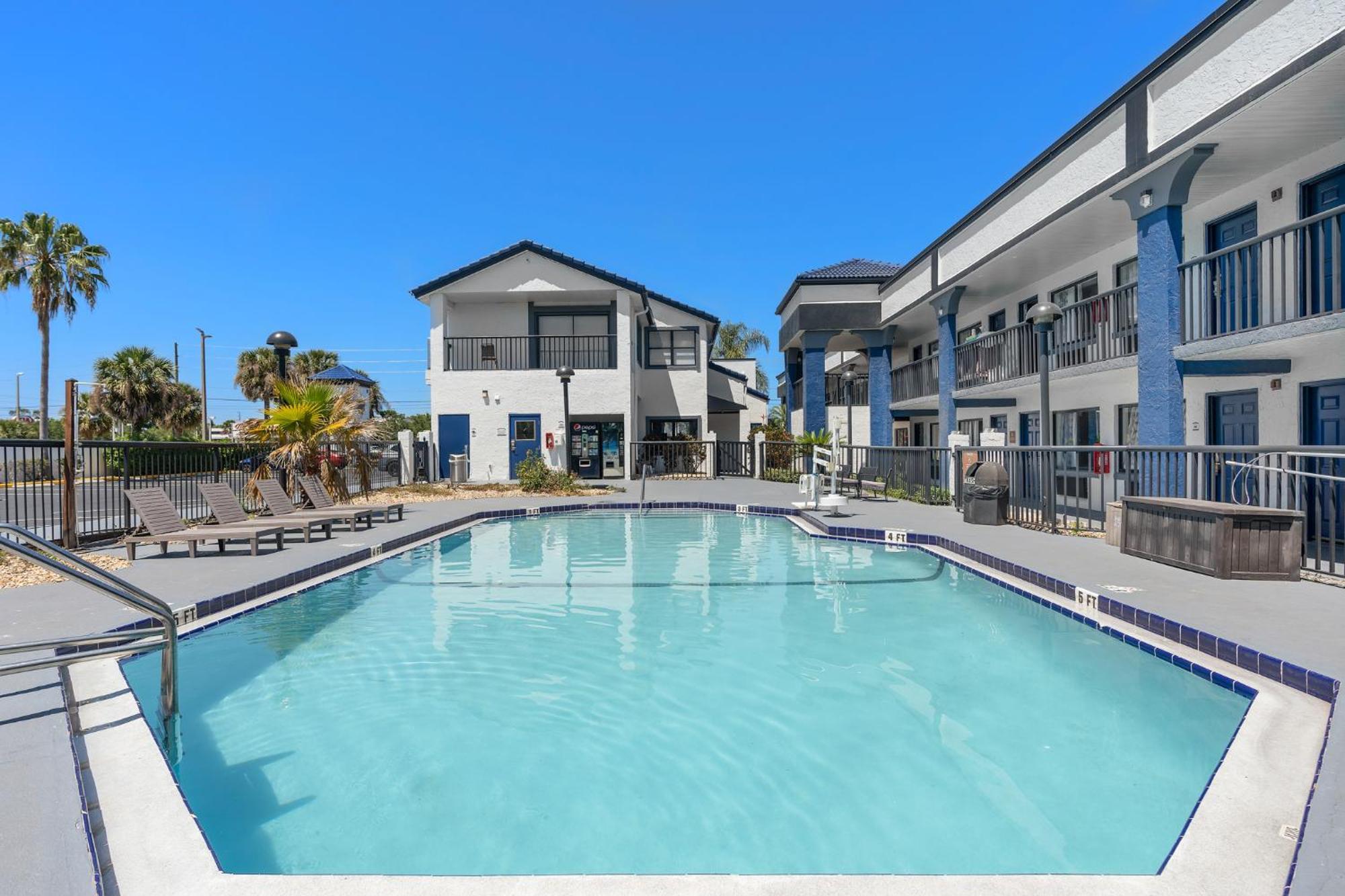Отель Baymont By Wyndham Orlando East Alafaya Экстерьер фото