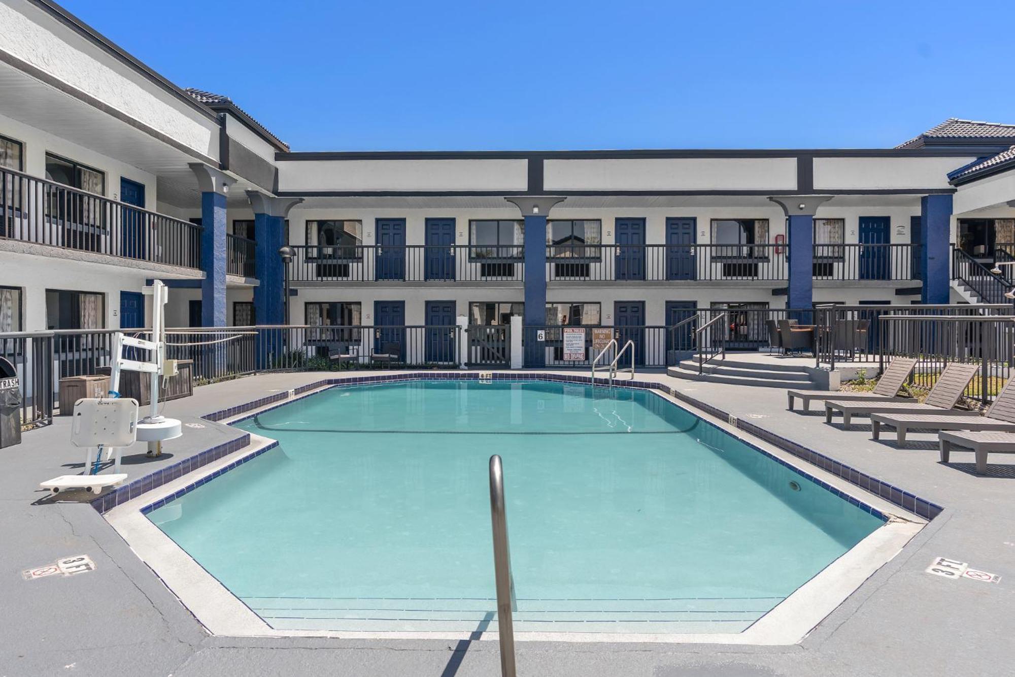 Отель Baymont By Wyndham Orlando East Alafaya Экстерьер фото