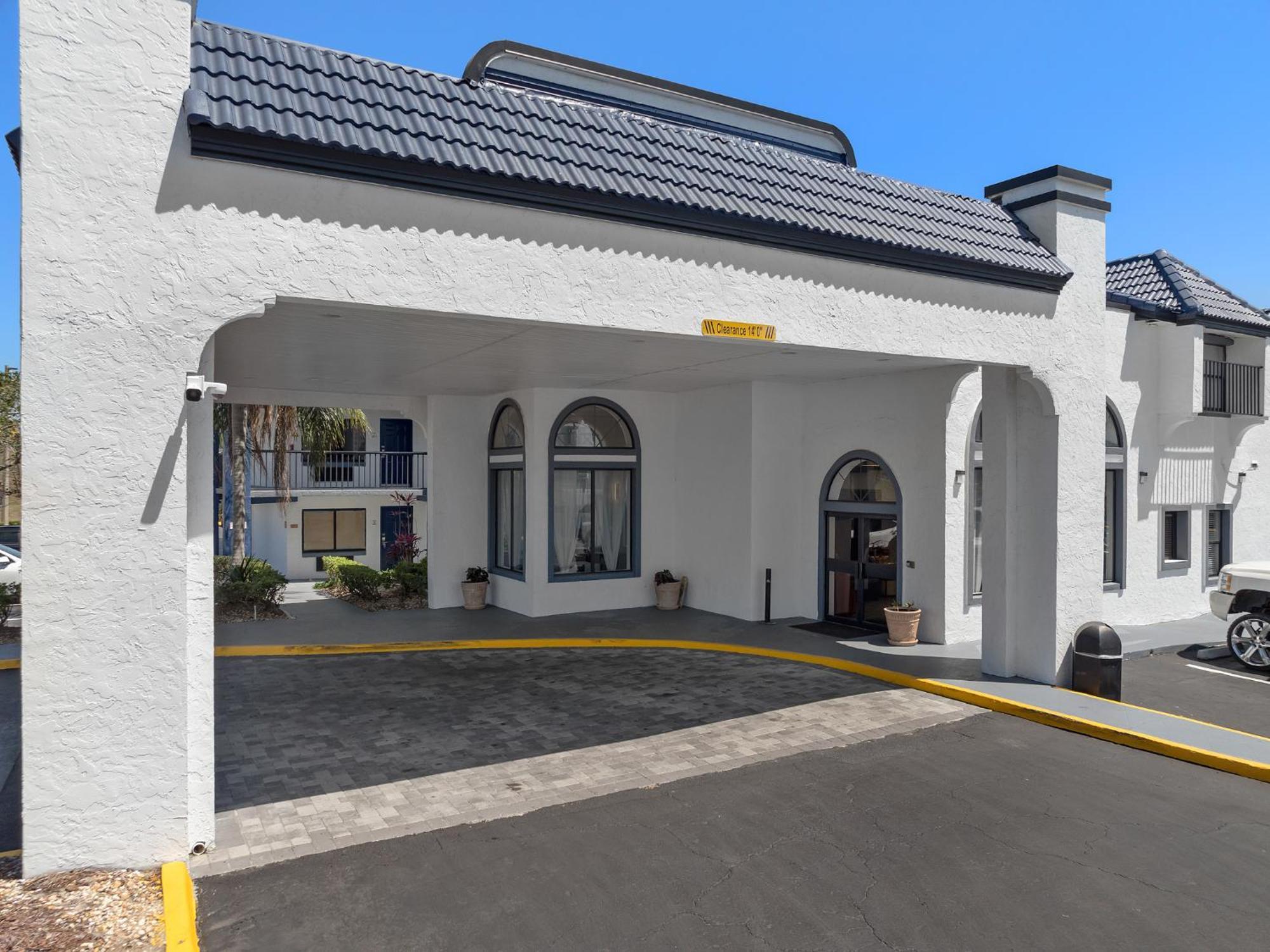 Отель Baymont By Wyndham Orlando East Alafaya Экстерьер фото