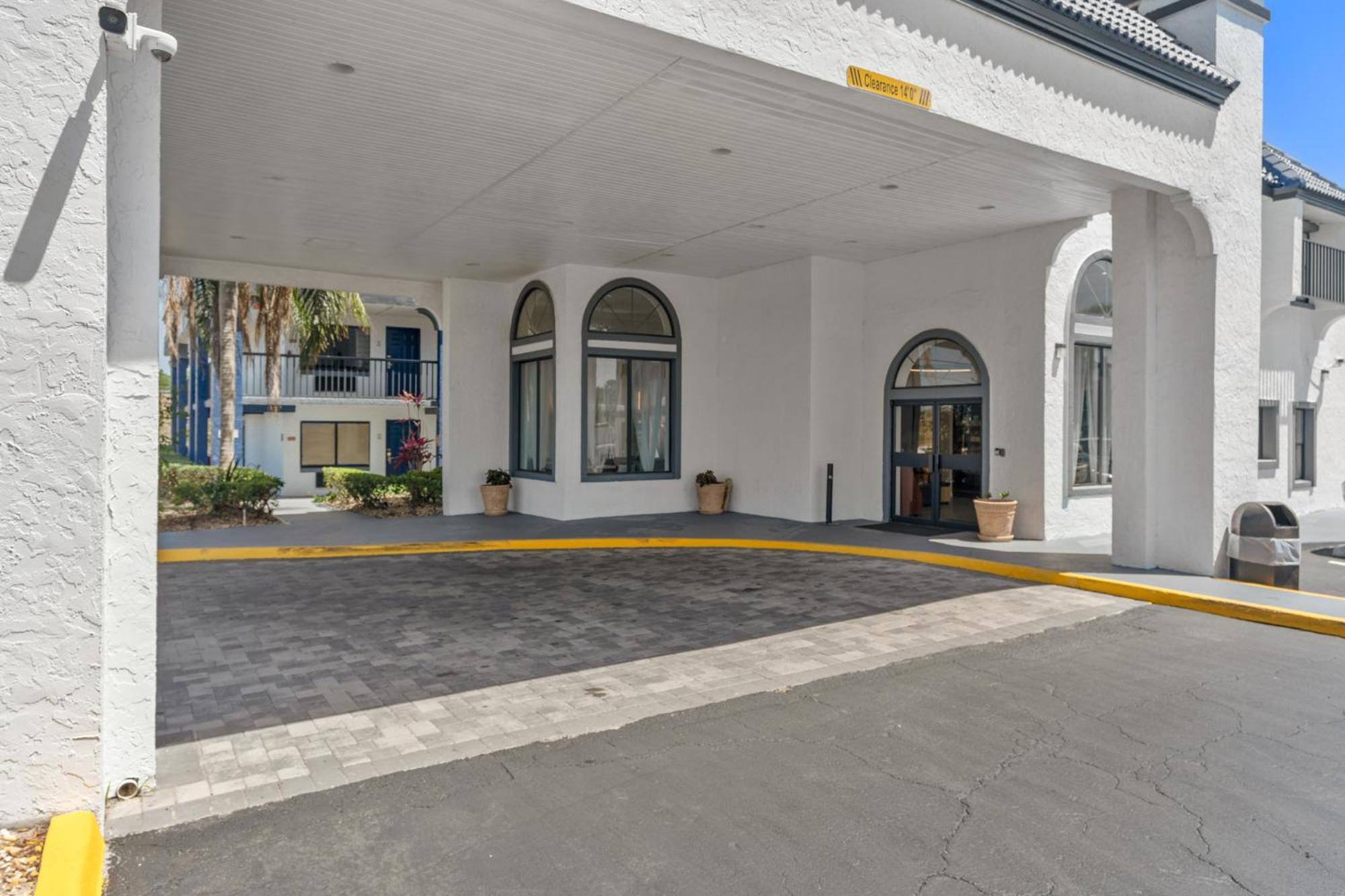 Отель Baymont By Wyndham Orlando East Alafaya Экстерьер фото